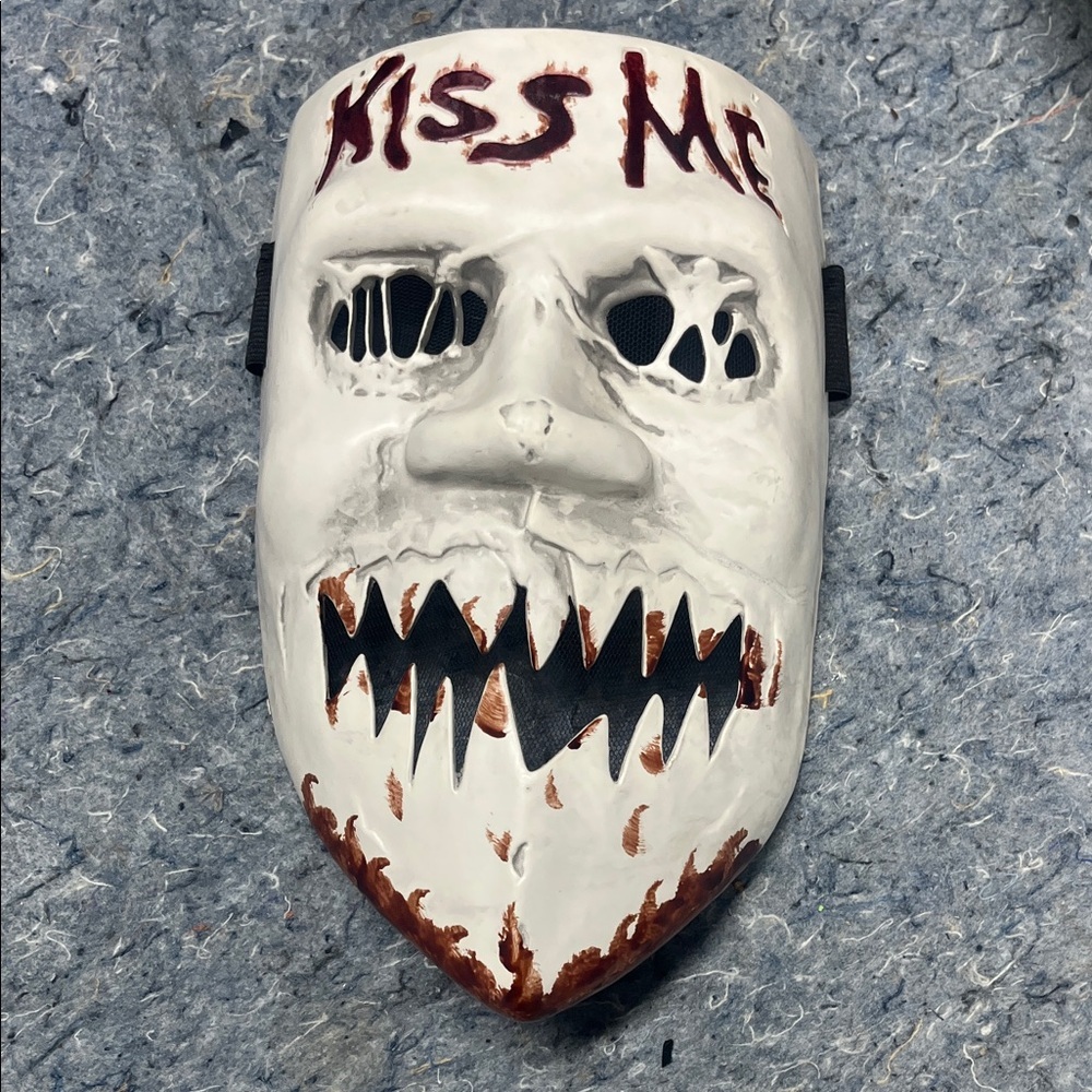 Kiss me purge Halloween mask. Great used condition.